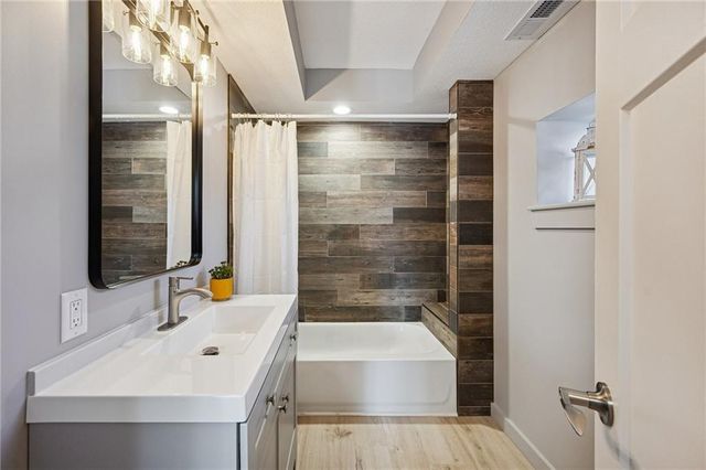 1109 S Woodbury Street, Independence, MO 64050