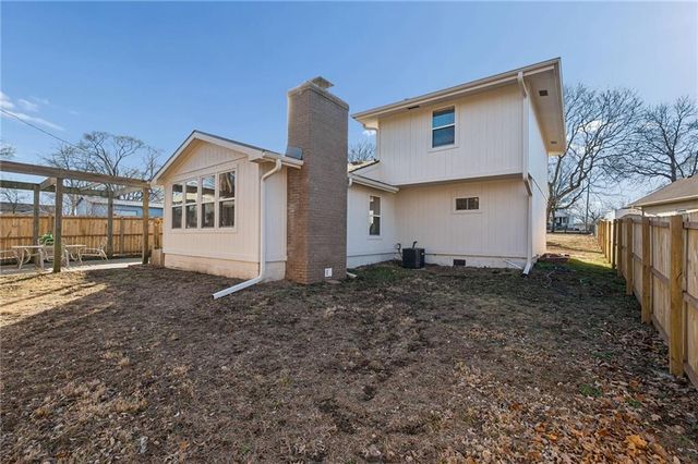 1109 S Woodbury Street, Independence, MO 64050