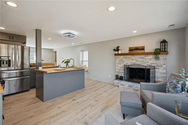 1109 S Woodbury Street, Independence, MO 64050