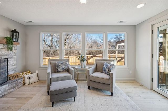 1109 S Woodbury Street, Independence, MO 64050