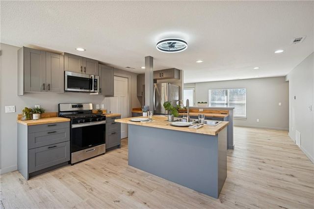 1109 S Woodbury Street, Independence, MO 64050