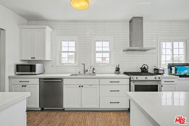 1330 Hauser Boulevard, Los Angeles, CA 90019