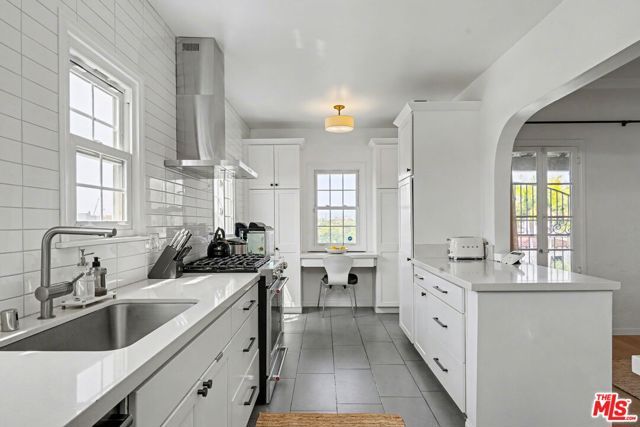 1330 Hauser Boulevard, Los Angeles, CA 90019