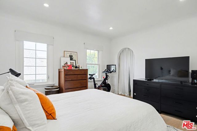 1330 Hauser Boulevard, Los Angeles, CA 90019