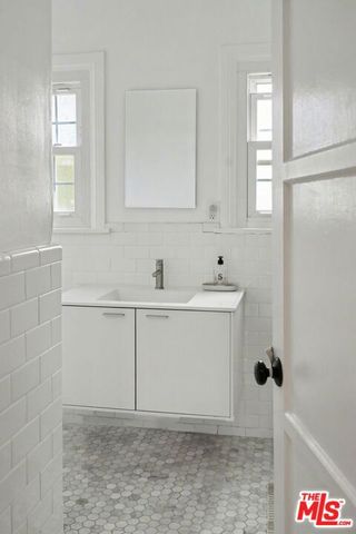 1330 Hauser Boulevard, Los Angeles, CA 90019