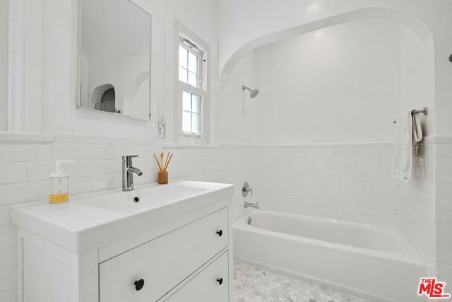 1330 Hauser Boulevard, Los Angeles, CA 90019