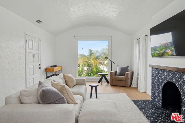 1330 Hauser Boulevard, Los Angeles, CA 90019