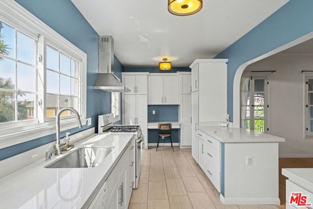 1330 Hauser Boulevard, Los Angeles, CA 90019