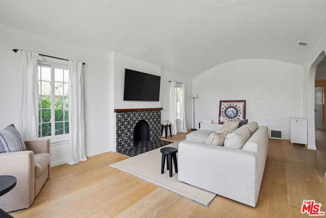 1330 Hauser Boulevard, Los Angeles, CA 90019