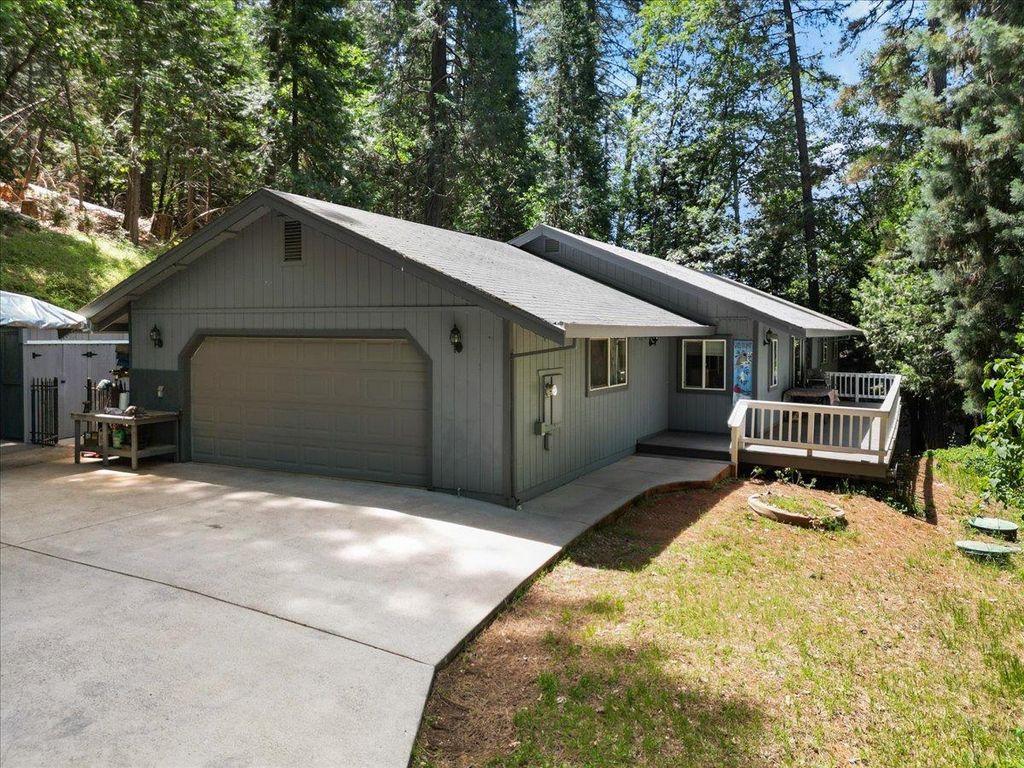 12709 Francis Dr, Grass Valley, CA 95949