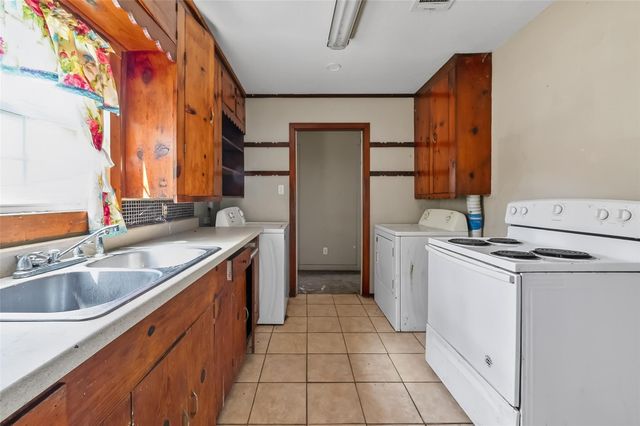 7411 Highway 36, Jones Creek, TX 77541