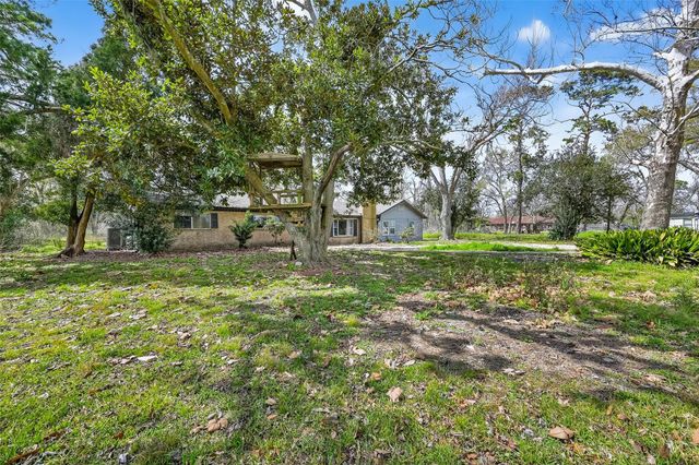 7411 Highway 36, Jones Creek, TX 77541