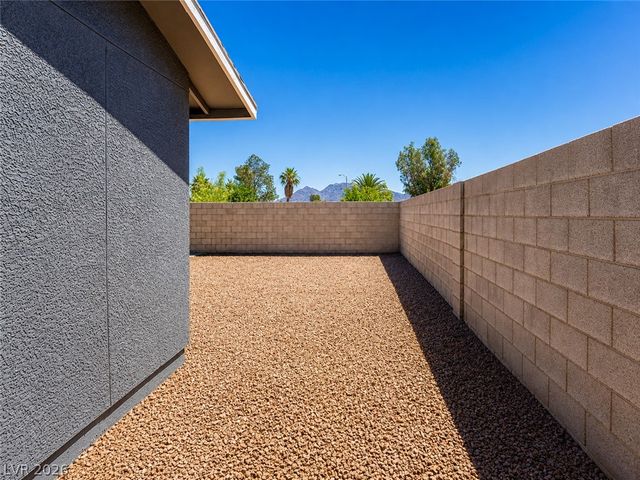 2870 South Sandhill Road, Las Vegas, NV 89121