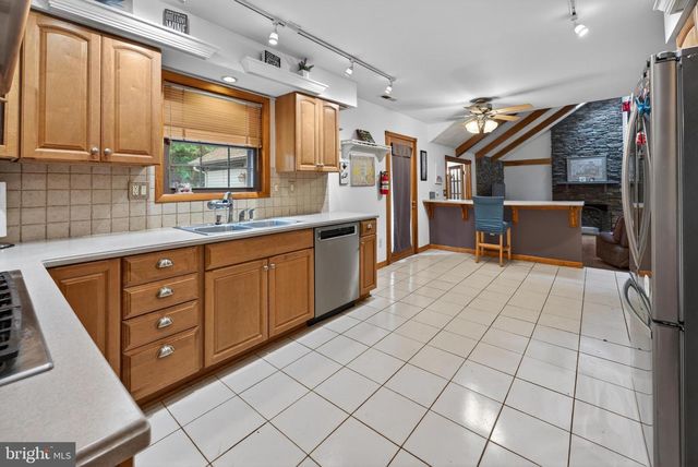 3 MEADOWRUE DR, Mount Laurel, NJ 08054