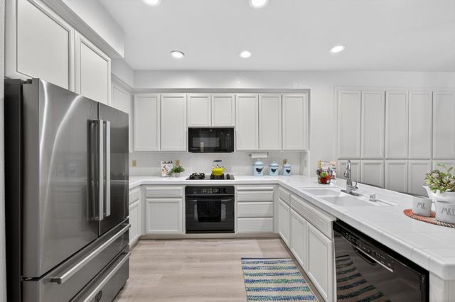 982 South Beach Dr, Sacramento, CA 95831