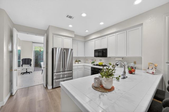 982 South Beach Dr, Sacramento, CA 95831