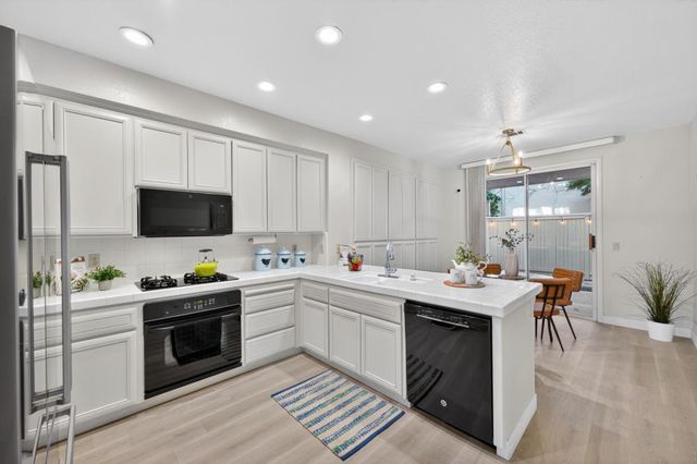 982 South Beach Dr, Sacramento, CA 95831