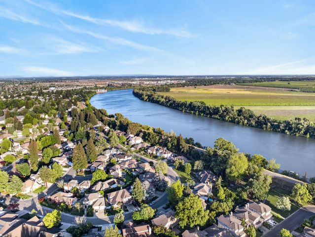 982 South Beach Dr, Sacramento, CA 95831