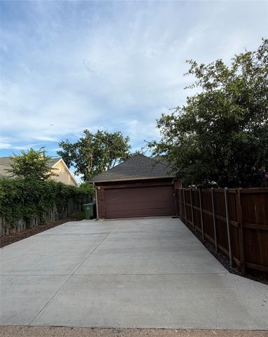 2013 Oakbluff Drive, Carrollton, TX 75007