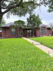 2013 Oakbluff Drive, Carrollton, TX 75007