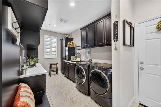 1056 Lindsay Lane, Clovis, CA 93619