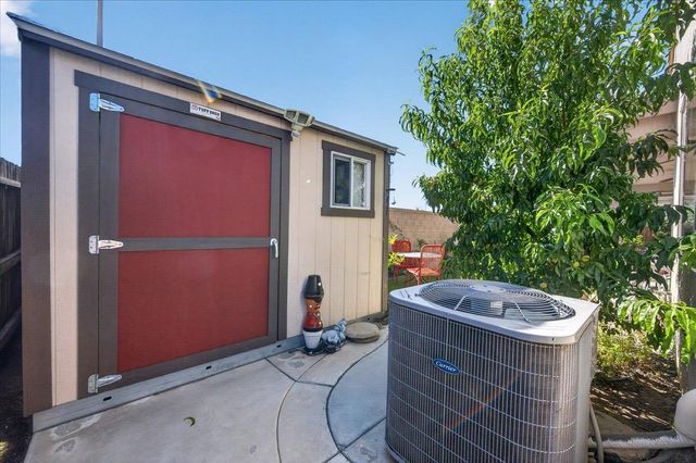 1056 Lindsay Lane, Clovis, CA 93619