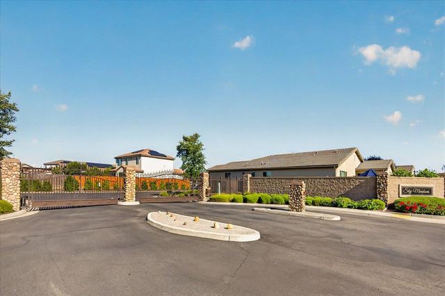 1056 Lindsay Lane, Clovis, CA 93619