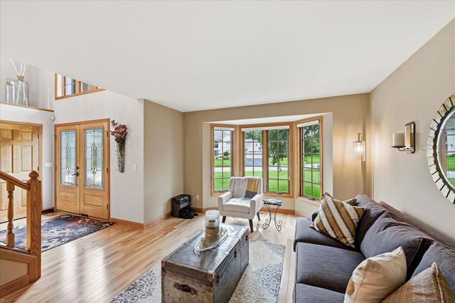 9743 Wellington Lane, Woodbury, MN 55125