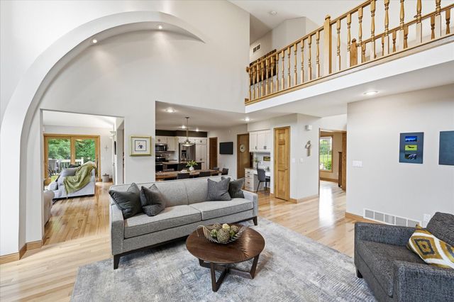 9743 Wellington Lane, Woodbury, MN 55125