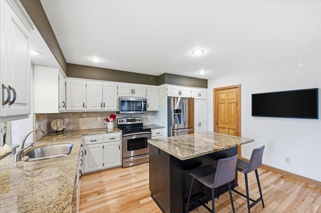 9743 Wellington Lane, Woodbury, MN 55125