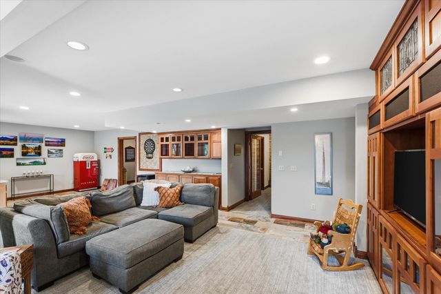 9743 Wellington Lane, Woodbury, MN 55125