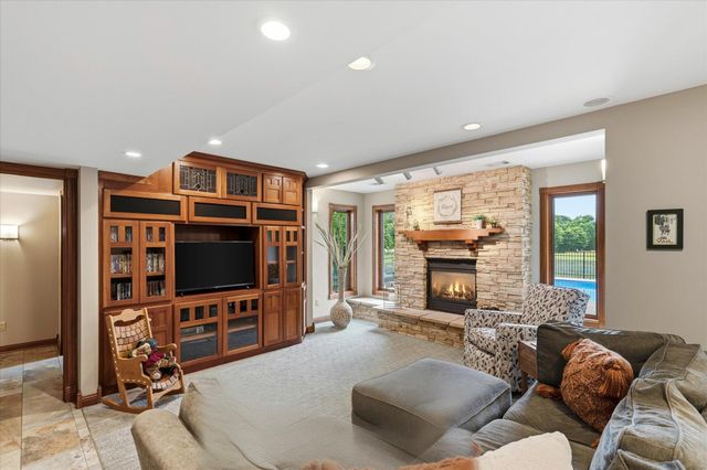 9743 Wellington Lane, Woodbury, MN 55125