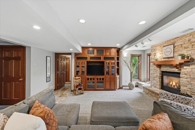 9743 Wellington Lane, Woodbury, MN 55125