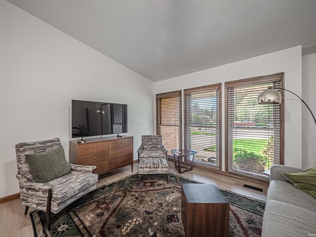 6166 River Bluff Drive, Newburgh, IN 47630