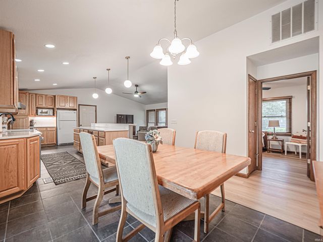 6166 River Bluff Drive, Newburgh, IN 47630