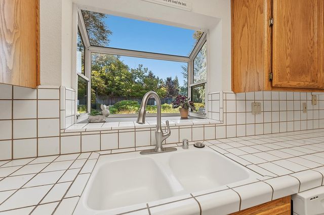 12422 Jeremiah Dr, Auburn, CA 95603