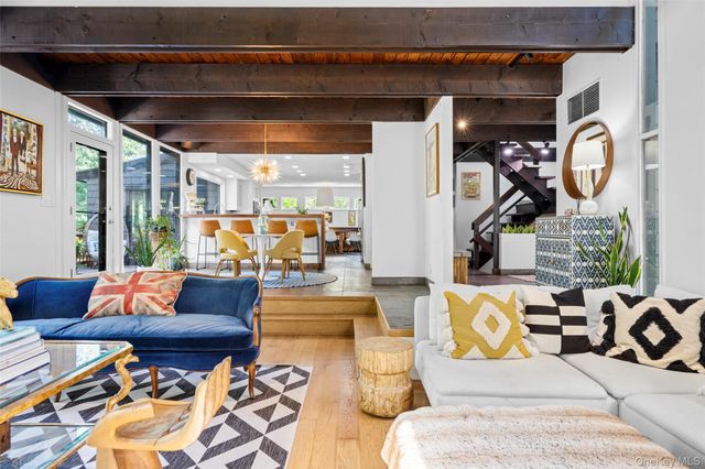 14 Leatherstocking Lane, Mamaroneck, NY 10543