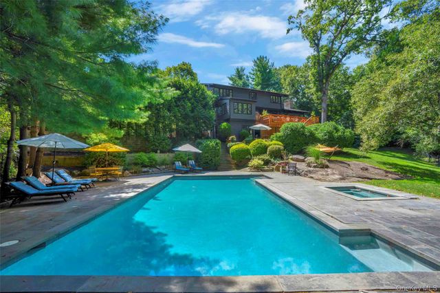 14 Leatherstocking Lane, Mamaroneck, NY 10543