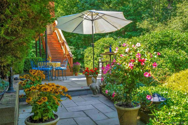 14 Leatherstocking Lane, Mamaroneck, NY 10543