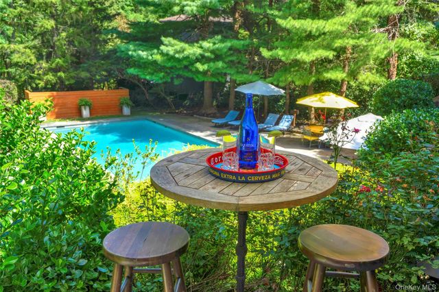 14 Leatherstocking Lane, Mamaroneck, NY 10543