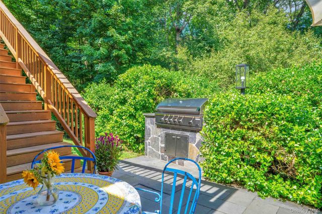 14 Leatherstocking Lane, Mamaroneck, NY 10543