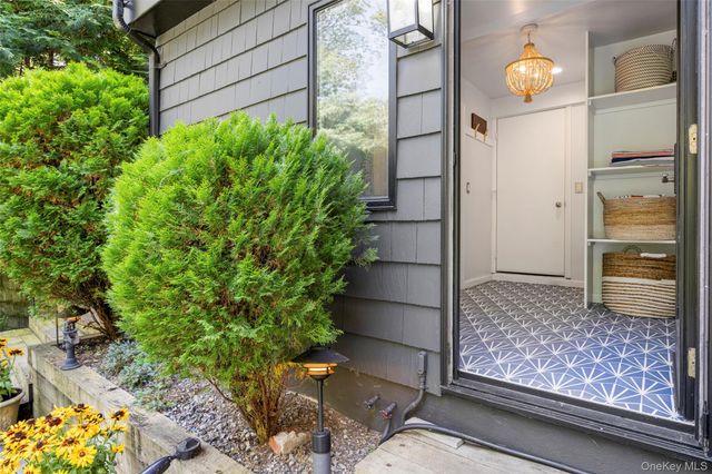 14 Leatherstocking Lane, Mamaroneck, NY 10543