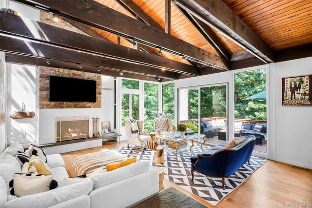 14 Leatherstocking Lane, Mamaroneck, NY 10543