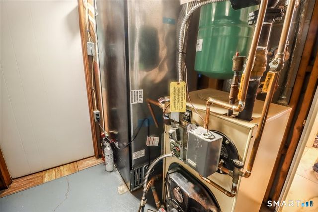 16 Chestnut Drive, Derby, CT 06418