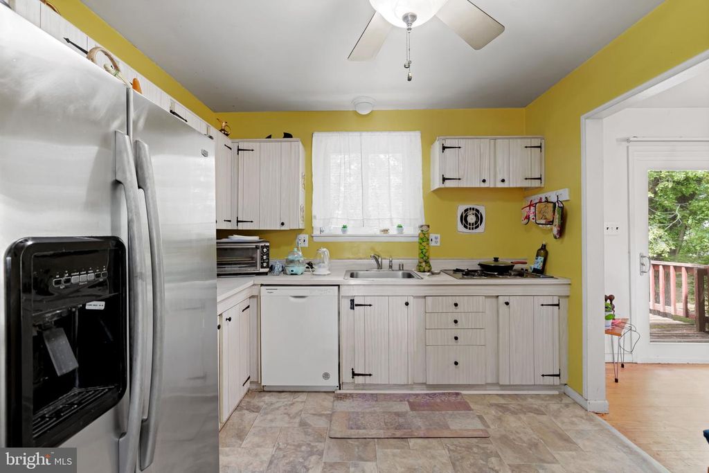 Image 13 of property listing at 9011 COOPER DR, Fort Washington, MD 20744