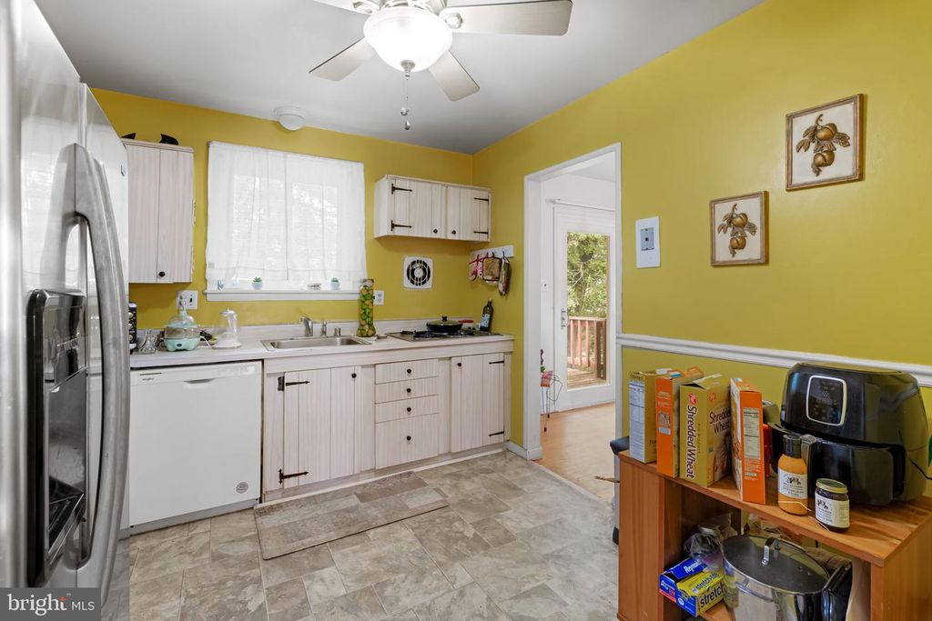 Image 14 of property listing at 9011 COOPER DR, Fort Washington, MD 20744