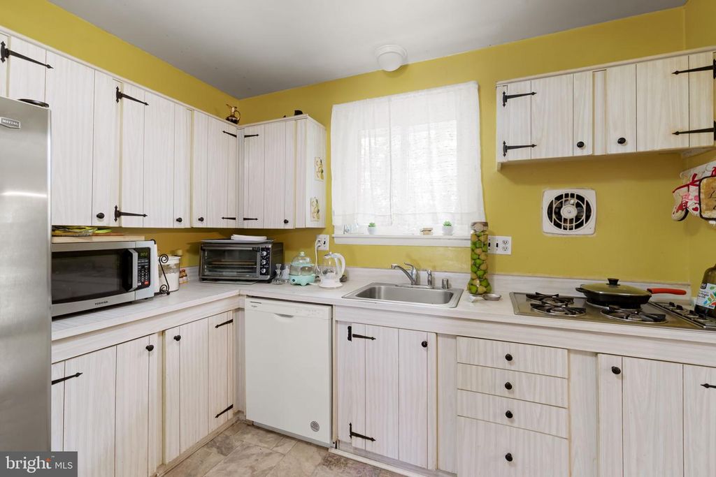 Image 15 of property listing at 9011 COOPER DR, Fort Washington, MD 20744