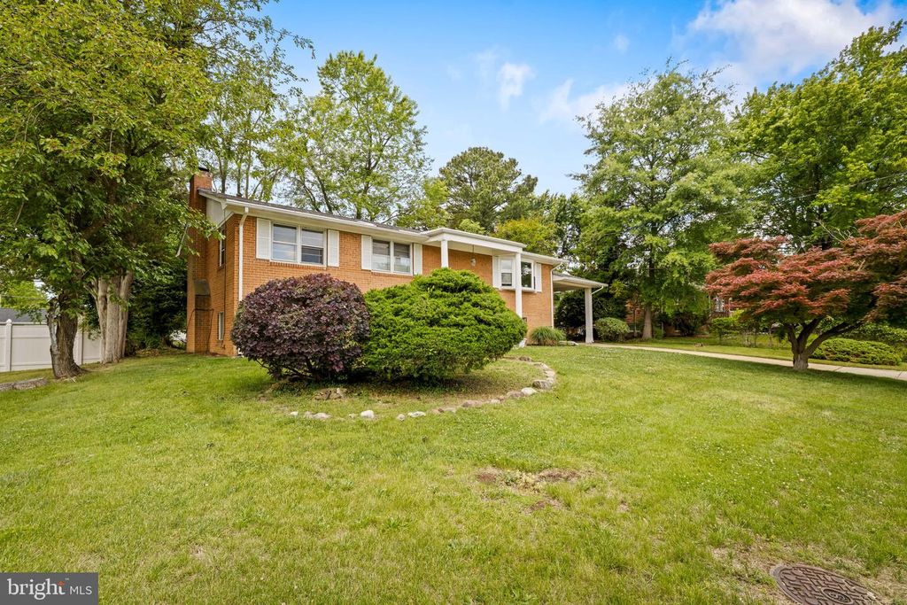 Image 4 of property listing at 9011 COOPER DR, Fort Washington, MD 20744