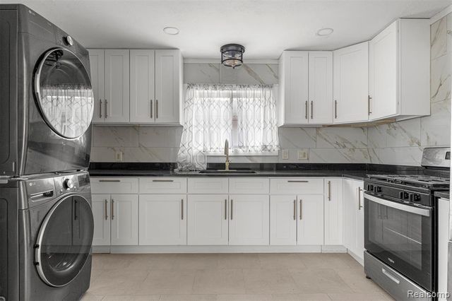 25432 Mcdonald Street, Dearborn Heights, MI 48125