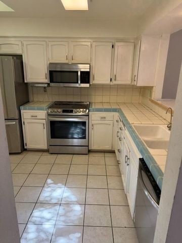 9128 N Stoneridge Lane, Fresno, CA 93720